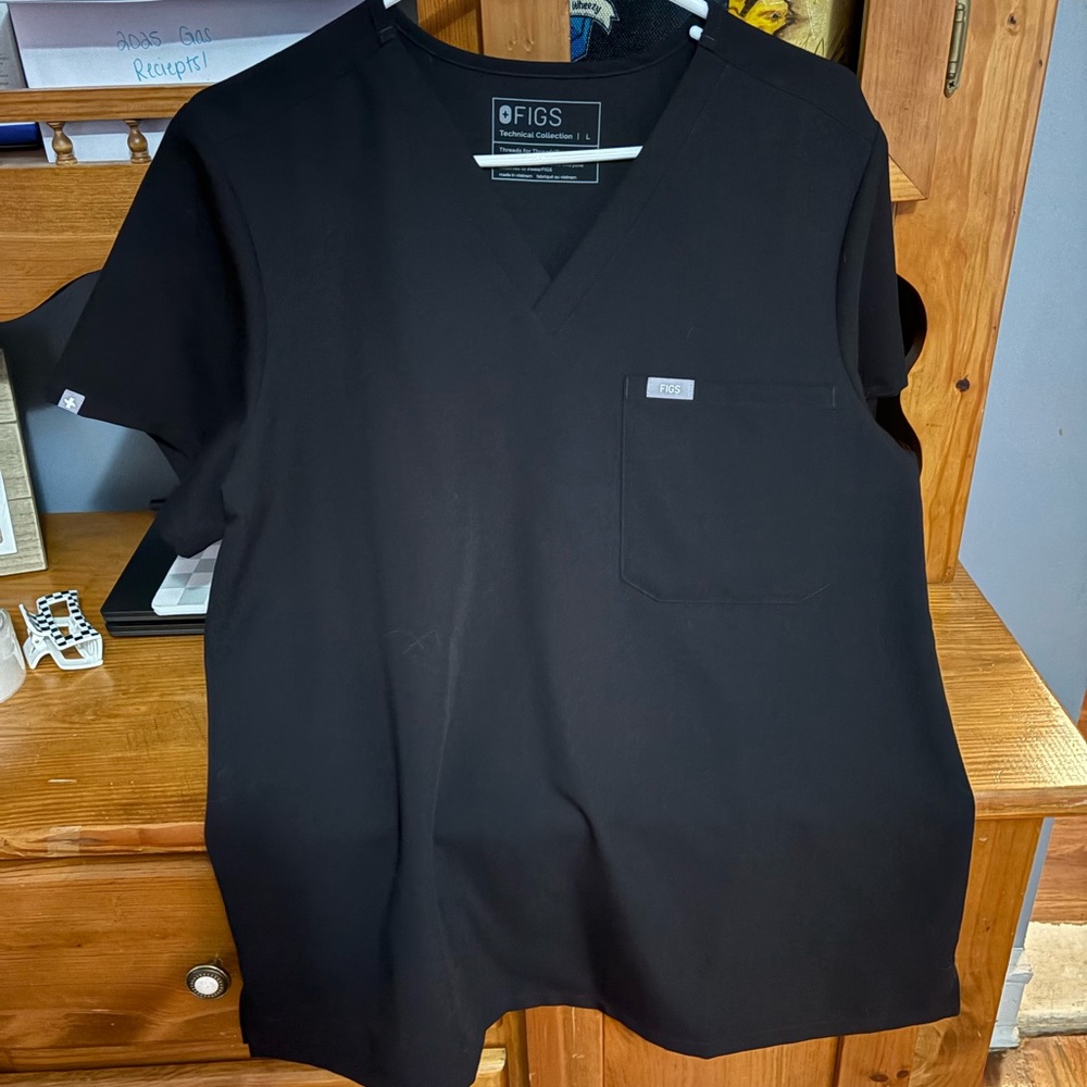 Figs Women's Black V-Neck Short Sleeve Tee